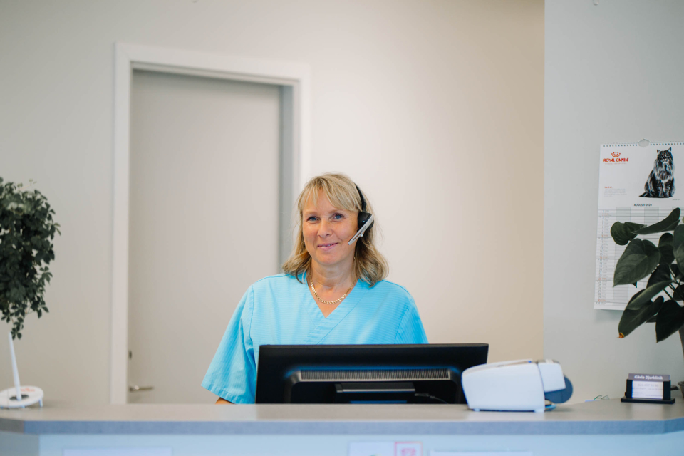 En medarbetare i receptionen.